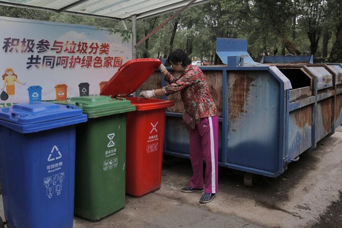 贺玉凤将捡来的垃圾进行分类。新京报记者 郑新洽 摄