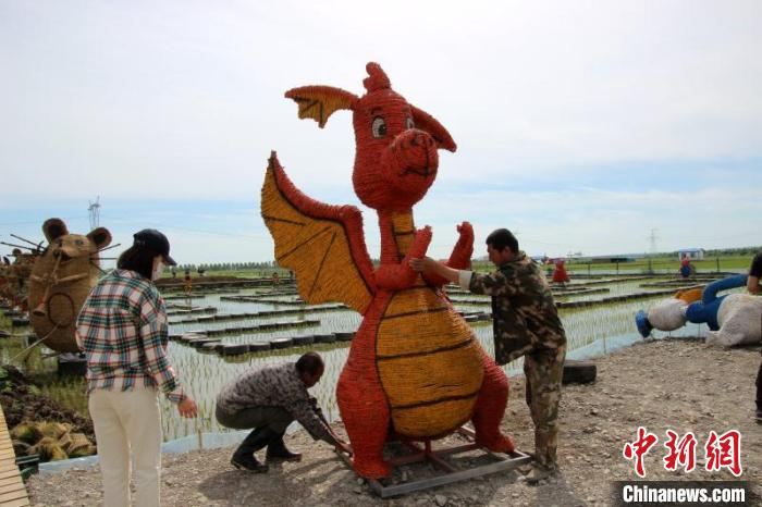 工作人员放置稻草人 朱真博 摄