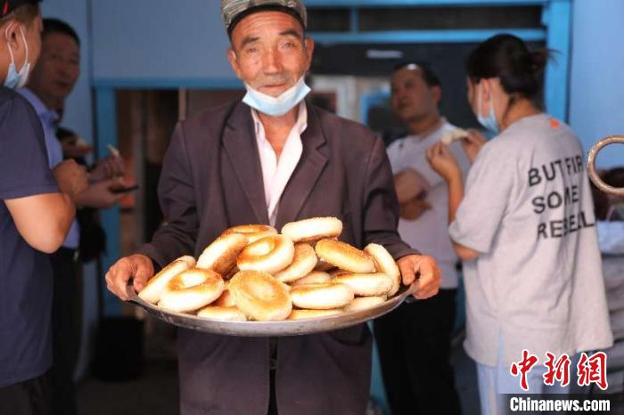 表面金黄、口感酥脆的“窝窝馕”已销至上海、天津、广州等地。　故再丽努尔 摄