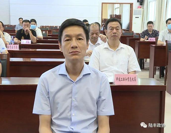 市领导许伟明,林广实和市有关部门负责同志在陆丰分会场参加会议
