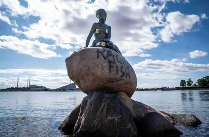 丹麦国宝小美人鱼雕像被喷上“种族主义鱼”涂鸦，警方：正查