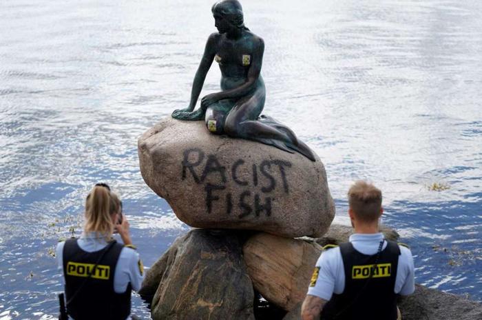 丹麦国宝小美人鱼雕像被喷上“种族主义鱼”涂鸦，警方：正查