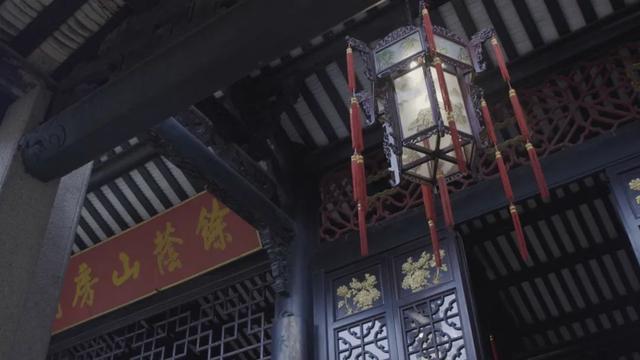 曾是进贡皇宫的广式红木宫灯，在他手中迎来了第二春