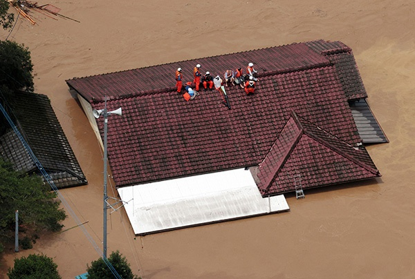 屋顶上等待救援的人。人民视觉 图