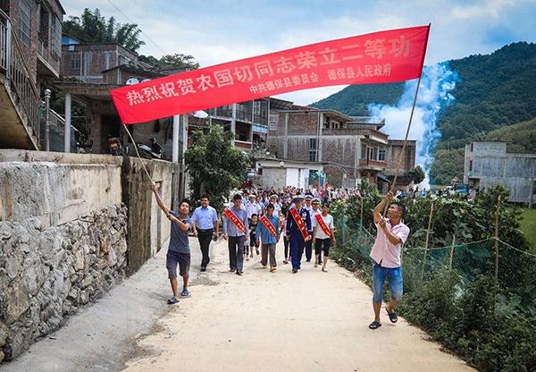 海南“头盔挡刀”救人消防员荣立二等功，晋升一级消防士