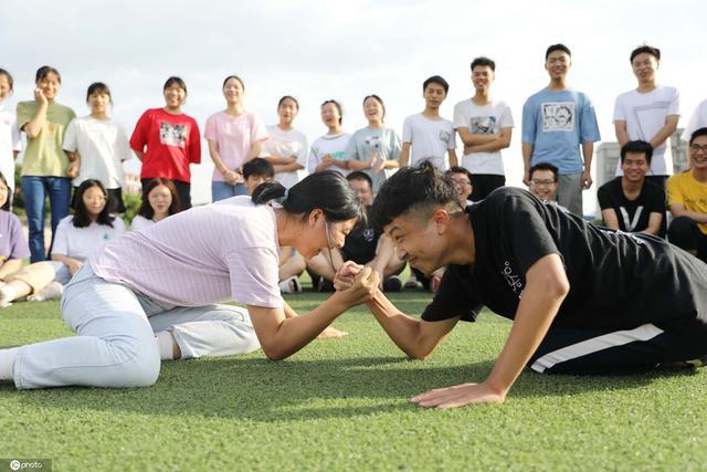 高考倒计时一天 湖南永州高三学生摆出“加油”字样