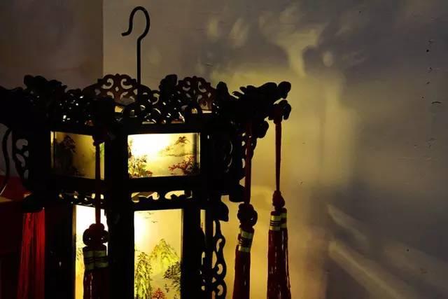 曾是进贡皇宫的广式红木宫灯，在他手中迎来了第二春