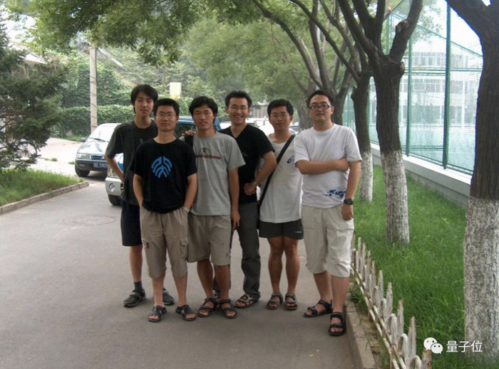 △图源：北大新闻网；   左起：刘若川、恽之玮、袁新意、宋诗畅、肖梁、许晨阳