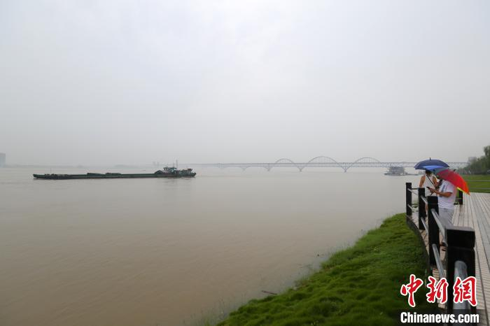 受持续降雨影响，7月6日0时长江九江站水位涨至20.00米警戒水位，目前仍在上涨。　刘家 摄