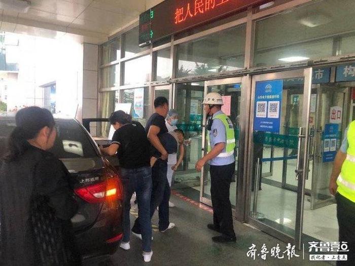 泰安：一儿童食物中毒求助，交警警车开道紧急送医