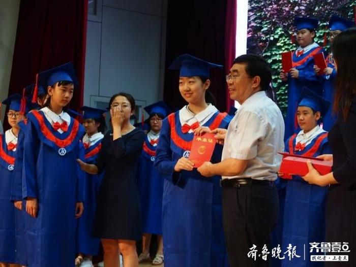 济南山师附小毕业典礼，孩子们身穿小学士服领取毕业证书