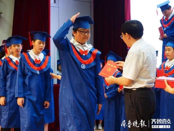 济南山师附小毕业典礼，孩子们身穿小学士服领取毕业证书