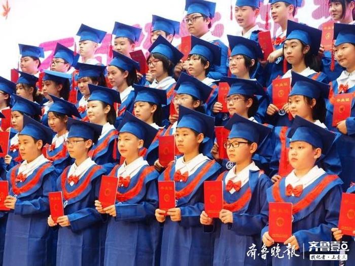 济南山师附小毕业典礼，孩子们身穿小学士服领取毕业证书