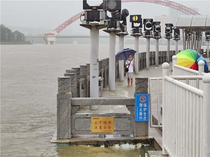 武汉长江汉江汉口段水位持续上涨 江汉区启动防汛抗洪应急预案