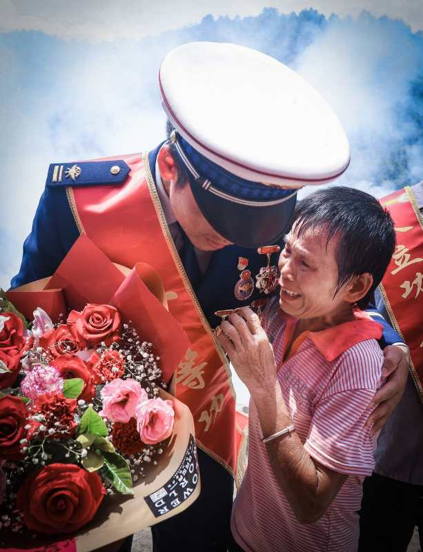  姑姑农彩连迎接农国切回家。