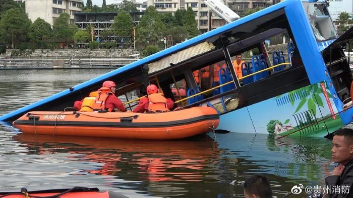 悲痛！贵州公交坠湖事故已致21人死亡，包括一名学生