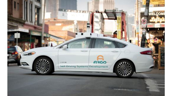 　　布莱恩·塞勒斯基是卡内基梅隆大学格纹呢车队的软件主管。他后来领导了谷歌自动驾驶汽车项目和慧摩的工程化，并创建了 Argo 人工智能。图中的车辆是 2017 年 8 月的 Argo 原型。（照片由 Argo 人工智能提供，来自《自动时代：无人驾驶重塑世界》）