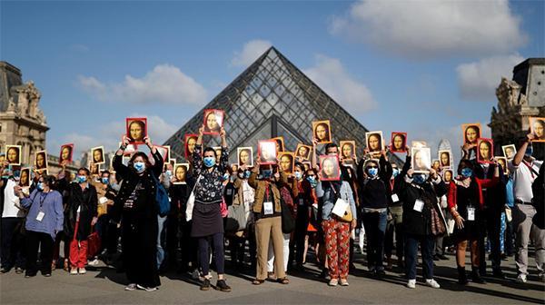 没了游客和收入，巴黎导游举起蒙娜丽莎肖像卢浮宫前抗议