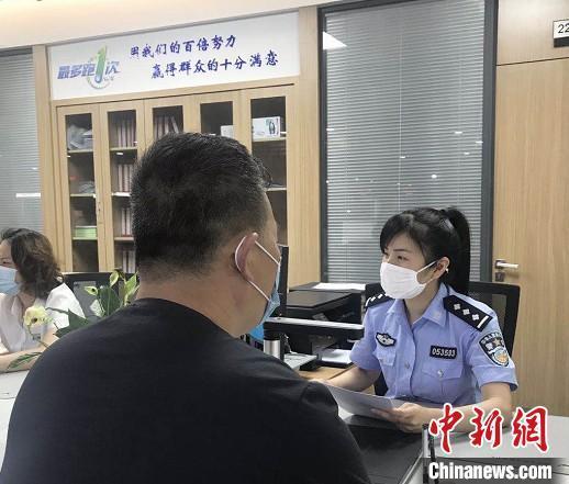 粗心男子毕业18年无户口 婚期将近警方出手相助