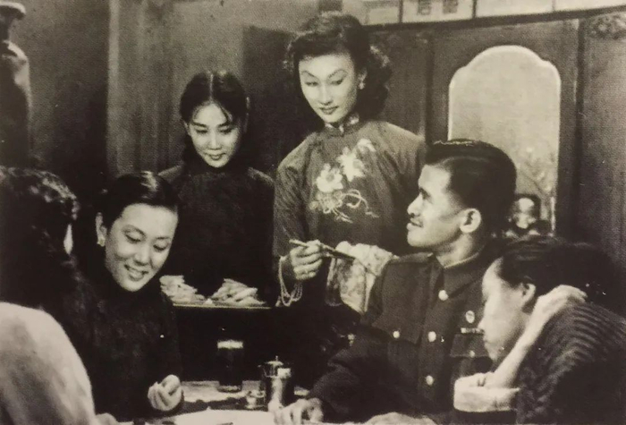 △电影《乌鸦与麻雀》剧照