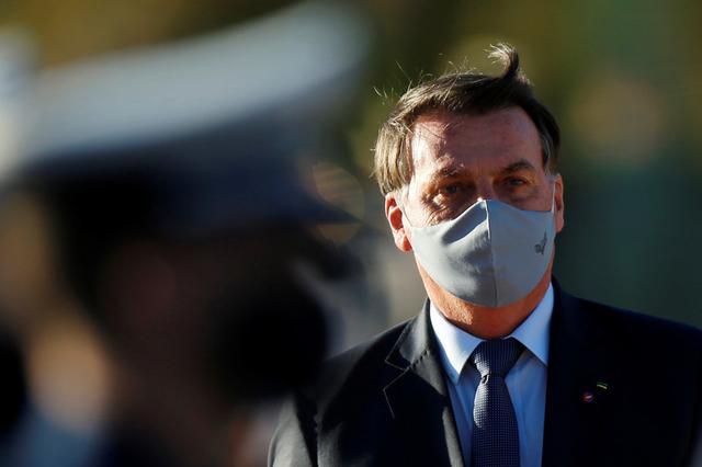巴西总统做完新冠病毒检测亮相：戴口罩 告诉人们离他远点
