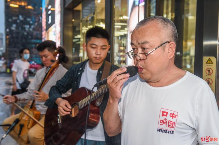 真能吹！蓉城有善口哨者：玩乐队、搞路演，能吹400多首歌！