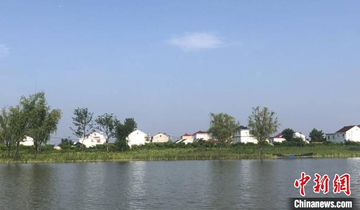 坐落在潮河岸边的农民新居。　于从文 摄