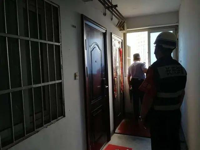 门锁坏了！今早杭州一名要高考的男孩困在家里！孩子的反应出人意料