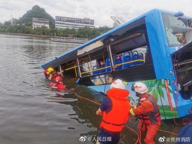 贵州坠湖公交救出36人中有学生4人：其中3人正在接受治疗，1人无生命体征
