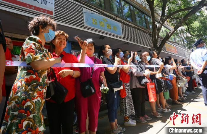 图为家长在考场外等待。　高展 摄