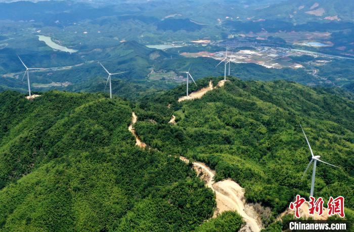 图为空中俯瞰正在建设中的福建永安贡川风电项目。　张斌 摄