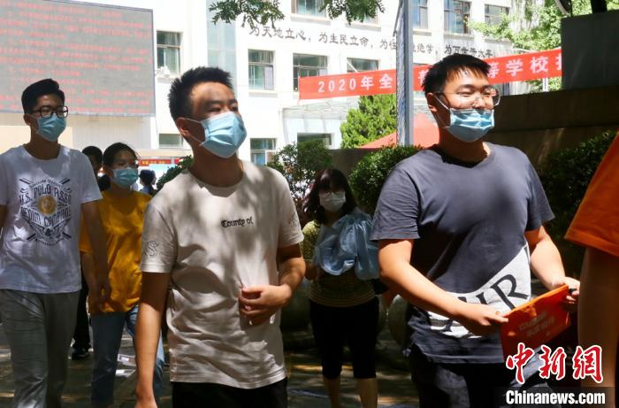 图为考生走出考场。　高展 摄
