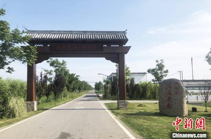 潮河村村口的牌坊。　于从文 摄