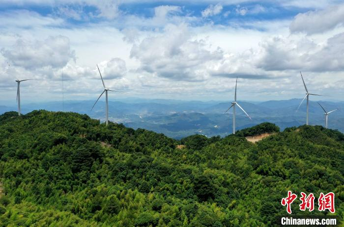 图为福建永安贡川风电项目已经建成的发电机组。　张斌 摄