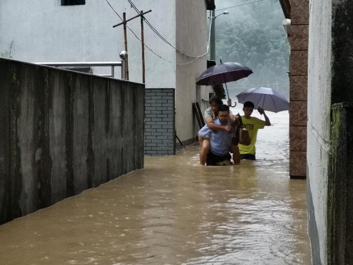 浙江淳安：转移群众 应对汛情