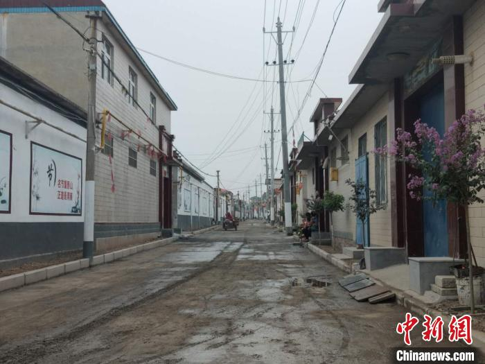 南城乡西羌村，村民自行拆除违建后，正在整治当中的街道愈显开阔。　王天译 摄