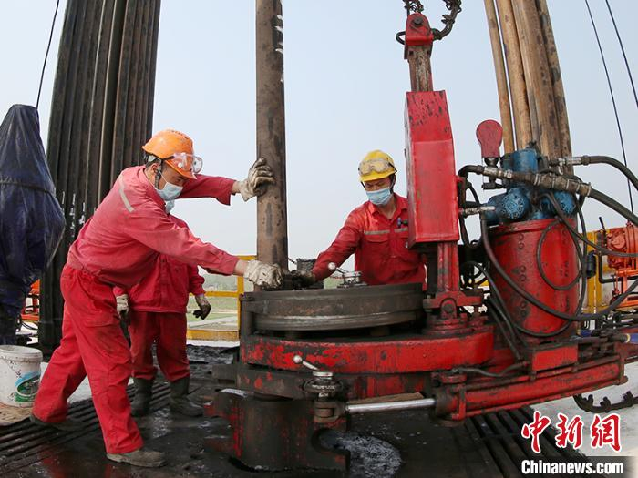 图为中国石化西南石油局钻井平台施工现场。张勇林 摄