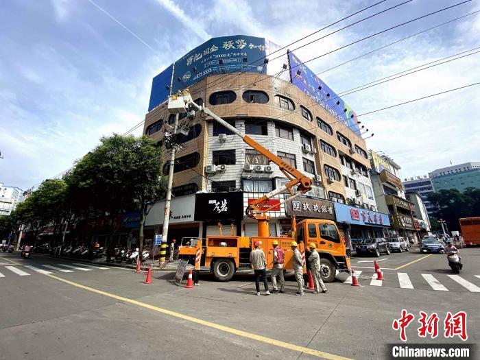 图为高考前，供电公司对涉及考点的供电线路进行设备检修。　梁荣 摄