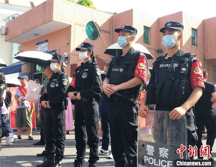图为宁德市高级中学考点前，警方维护秩序。　叶茂 摄