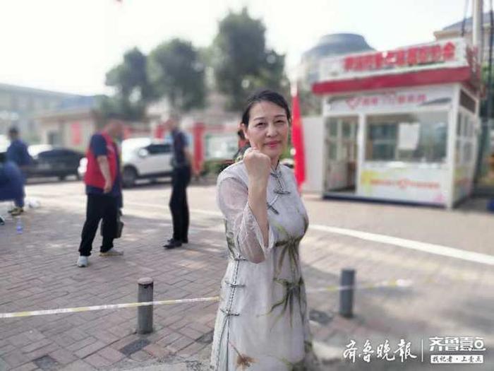 菏泽牡丹区：最美陪考妈妈，一袭旗袍寄愿女儿旗开得胜