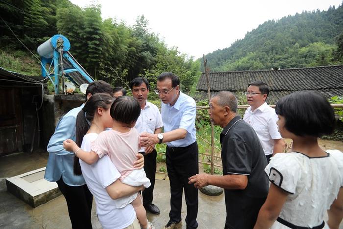 李克强在贵州铜仁大山深处走访看望受灾贫困户