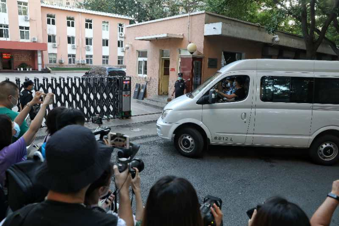  5点50分第一辆押运考卷车辆进入海淀区教育招生和考试中心。新京报记者 王飞 摄