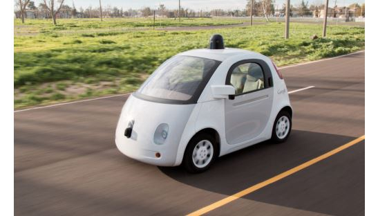 　　谷歌的萤火虫是为了展示交通的未来而设计制造的，由自主电动汽车提供交通服务。（照片由慧摩提供，来自《自动时代：无人驾驶重塑世界》）