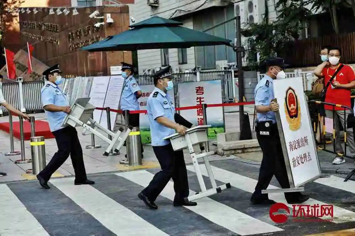  今年根据疫情防控需要，最大限度确保考生安全，北京每个考场考生人数从以往的30人减少到20人。（环球时报-环球网记者 李昊/摄）