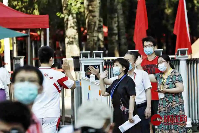  北京高考考点门口（环球时报-环球网记者 李昊/摄）