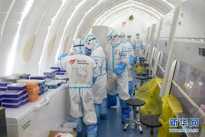 ▲6月22日，工作人员在气膜舱内做准备工作。这是北京首座气膜版“火眼”核酸检测实验室，可大幅提升北京核酸检测能力，缓解当前核酸检测压力。（新华社记者 彭子洋 摄）