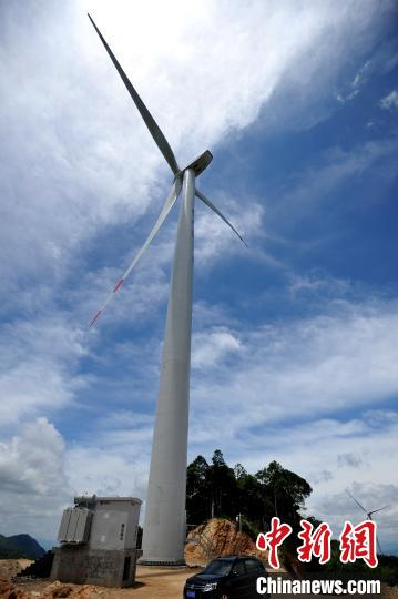 图为福建永安贡川风电项目已经建成的发电机组。　张斌 摄