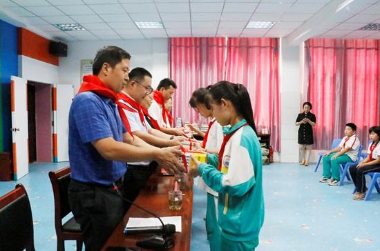 中建八局郑济高铁二标一二分部为聊城市茌平区山东政法希望小学捐建“益童读书角”