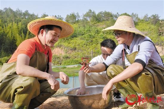 三年帮扶结束，这位驻村干部被村民挽留“再干一轮”