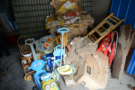 　　罗小琴孙女的玩具车，两旁的把手被大水卷走。魏晞/摄